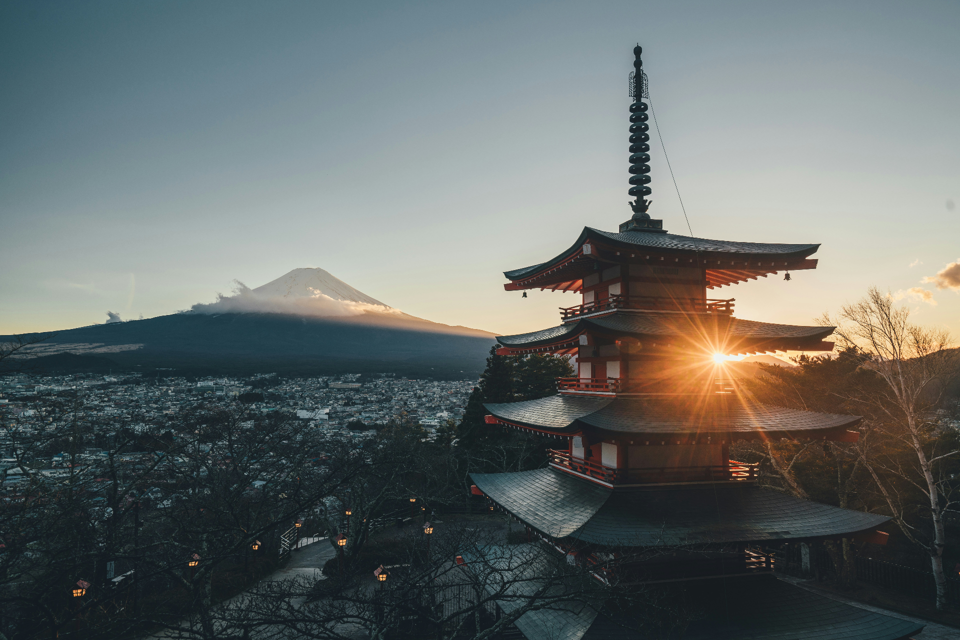 Pagode bei Sonnenuntergang mit Blick auf den Berg Fuji
