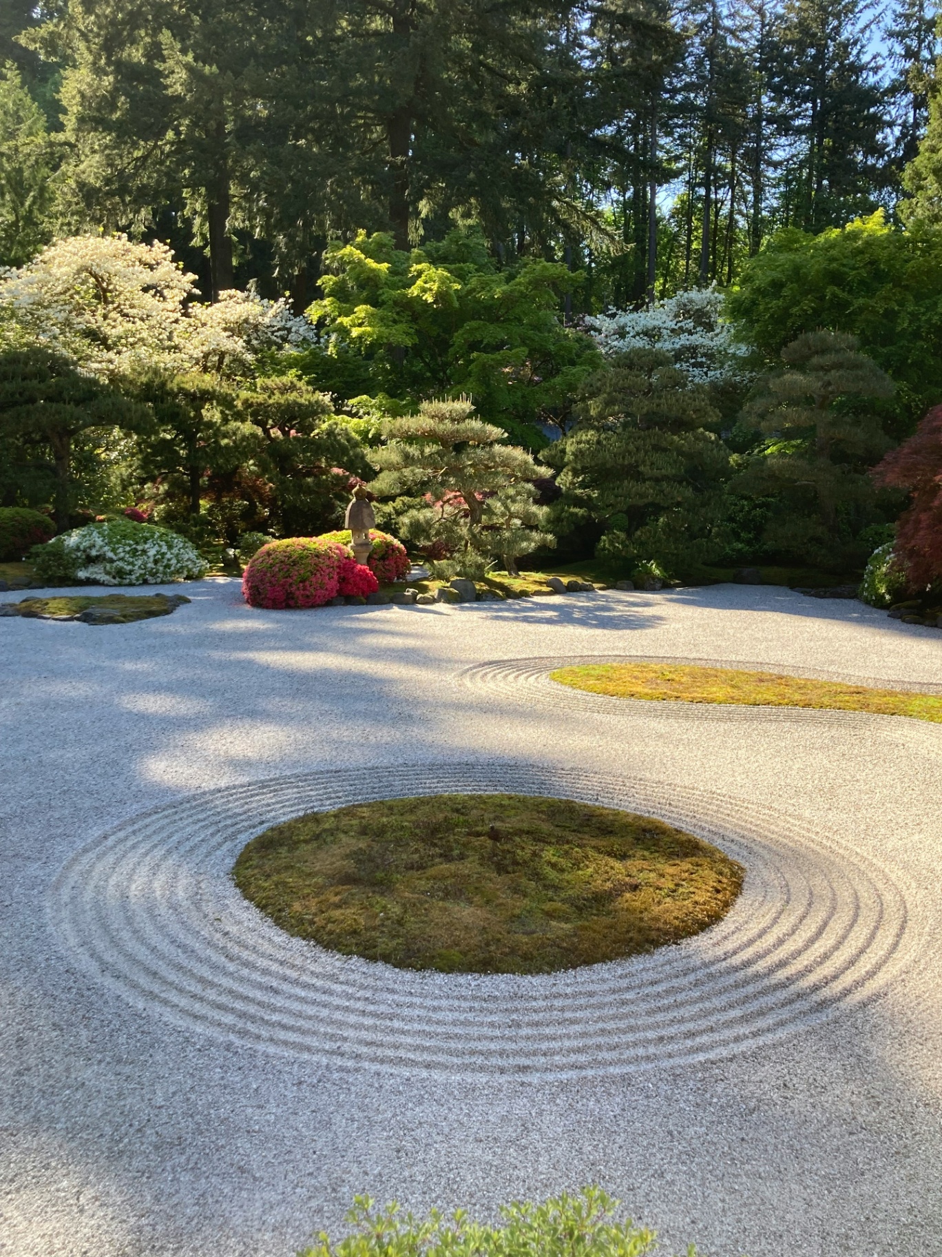 Zen-Garten mit geharktem Kies