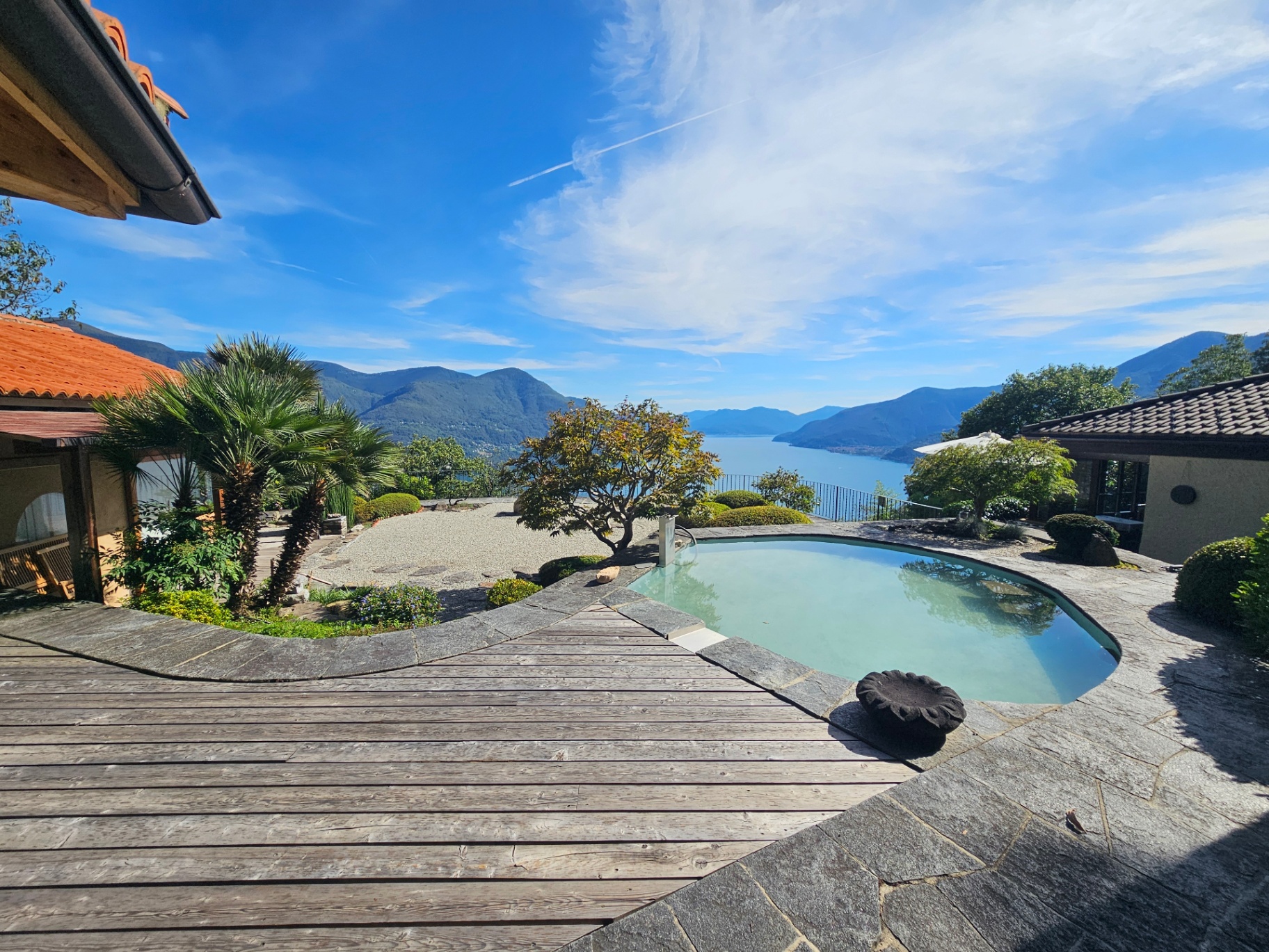Terrasse mit Pool und Blick auf den Lago Maggiore